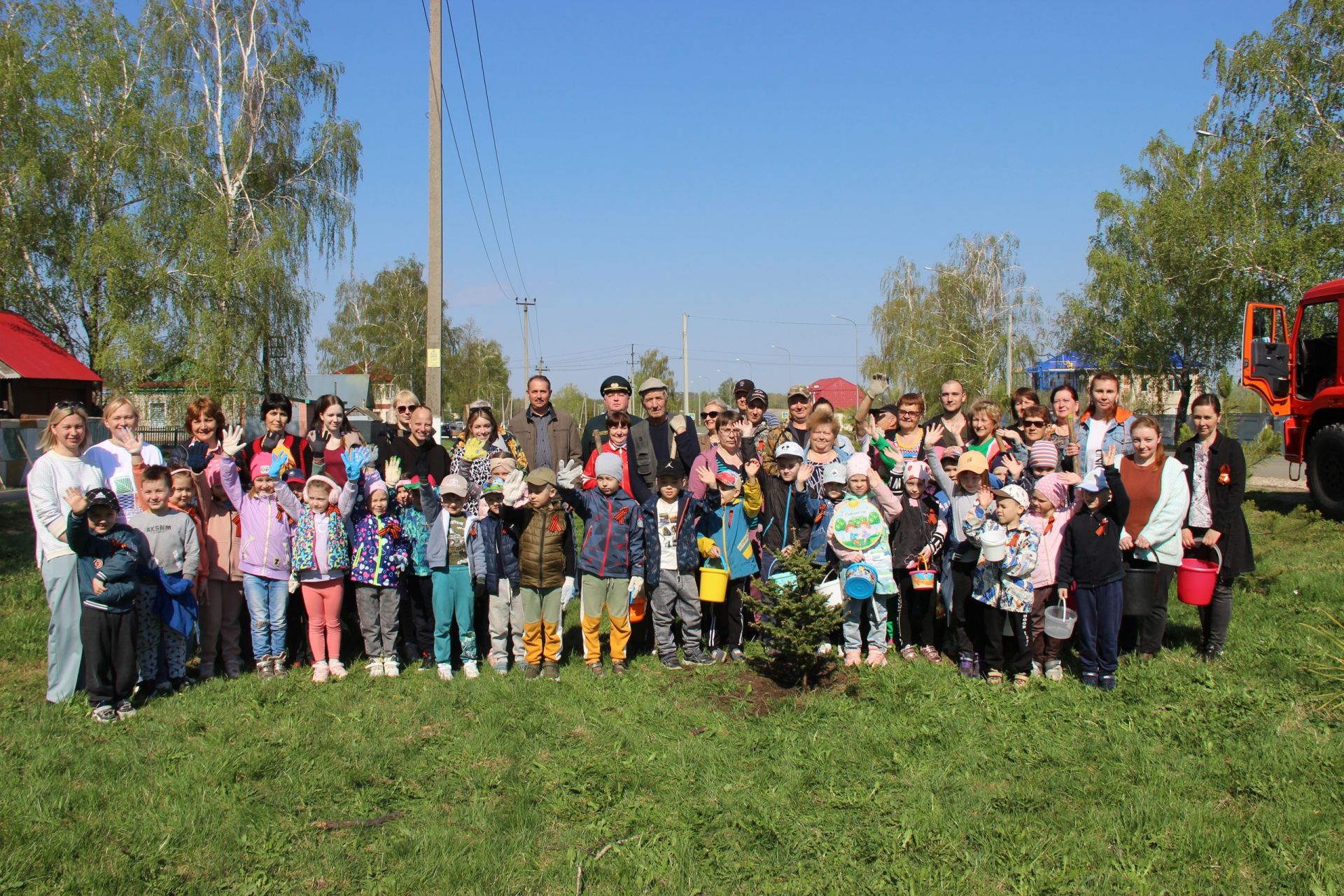 Жители города Тетюши приняли участие во Всероссийской акции по высадке деревьев «Сад памяти»