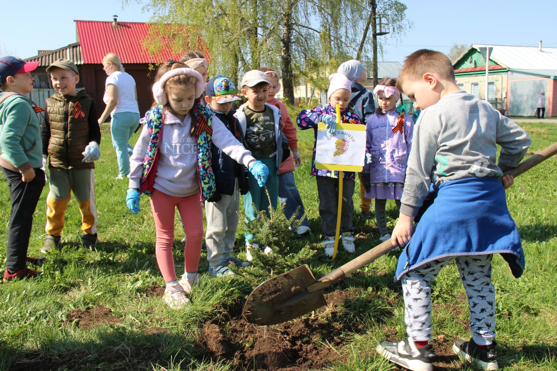 Жители города Тетюши приняли участие во Всероссийской акции по высадке деревьев «Сад памяти»