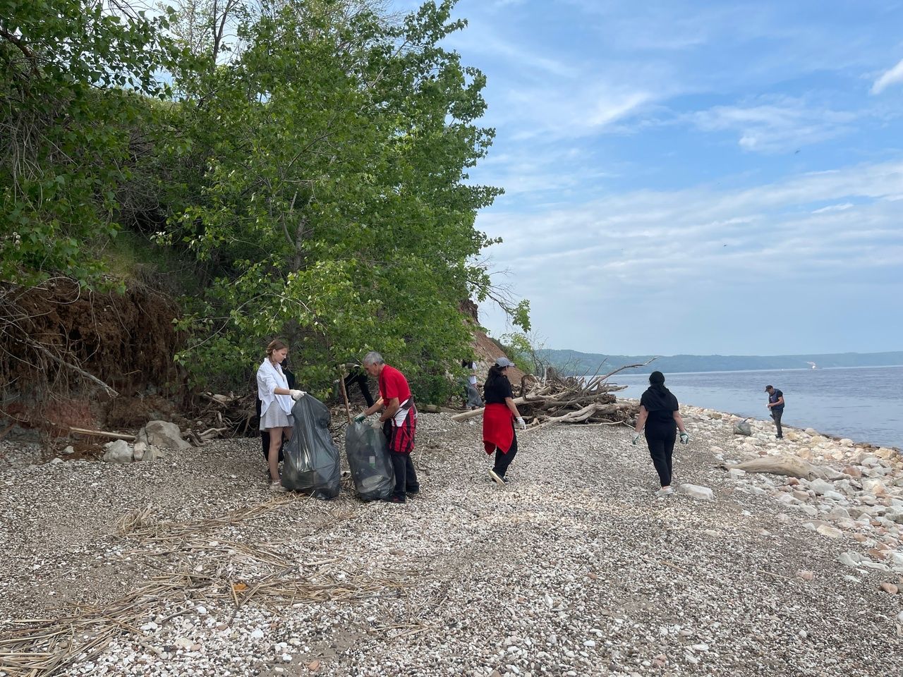 Тетюшане провели акцию по очистке от мусора берега Волги