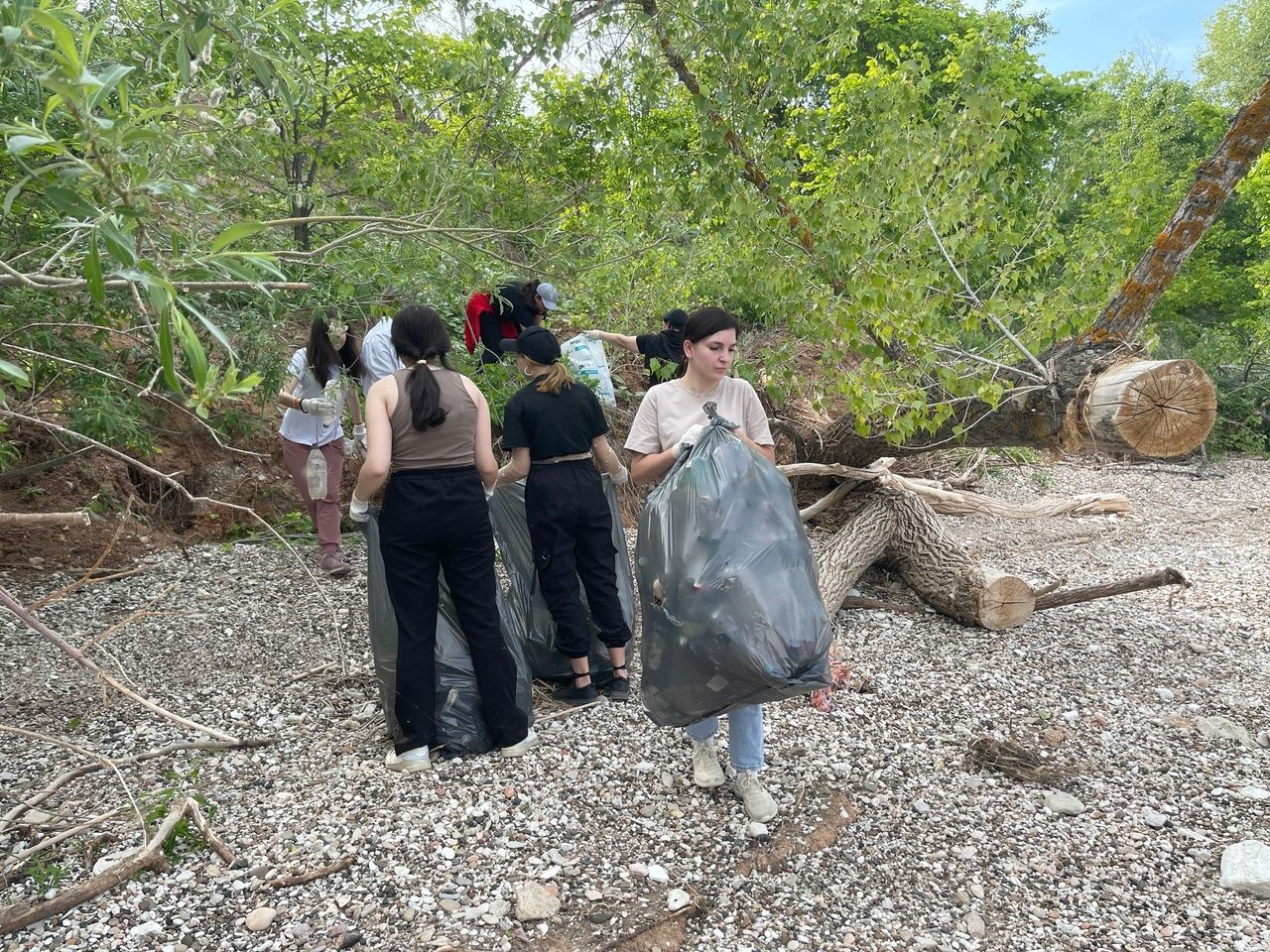 Тетюшане провели акцию по очистке от мусора берега Волги