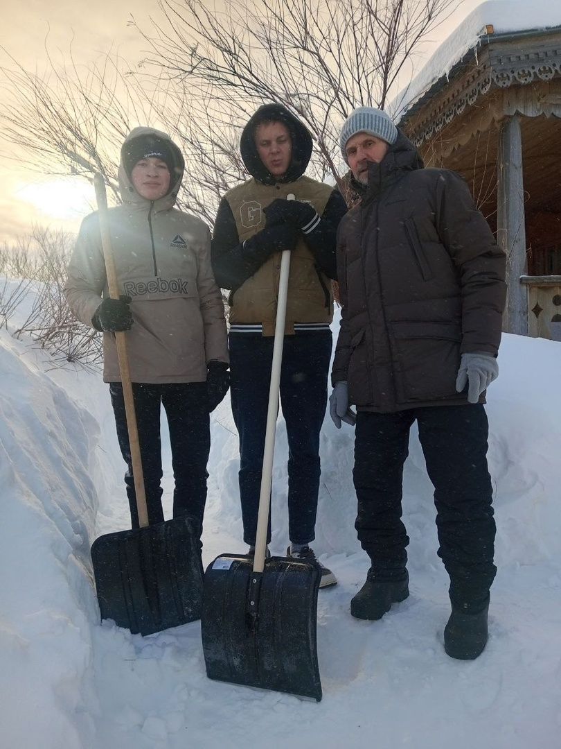 Форпостовцы оказали шефскую помощь в уборке снега матери участника СВО