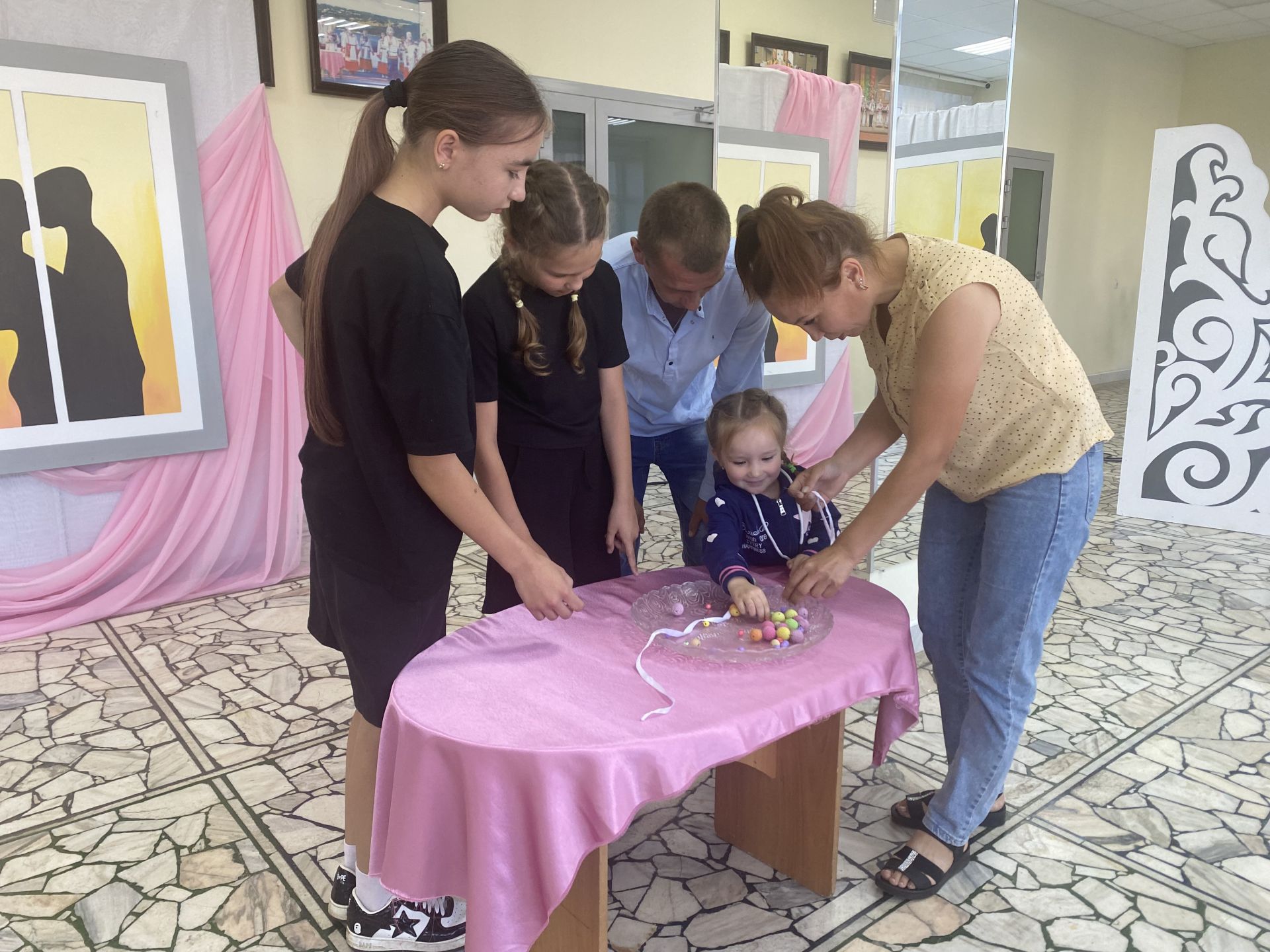 В Тетюшском РДК прошел вечер отдыха «Мир начинается с семьи»