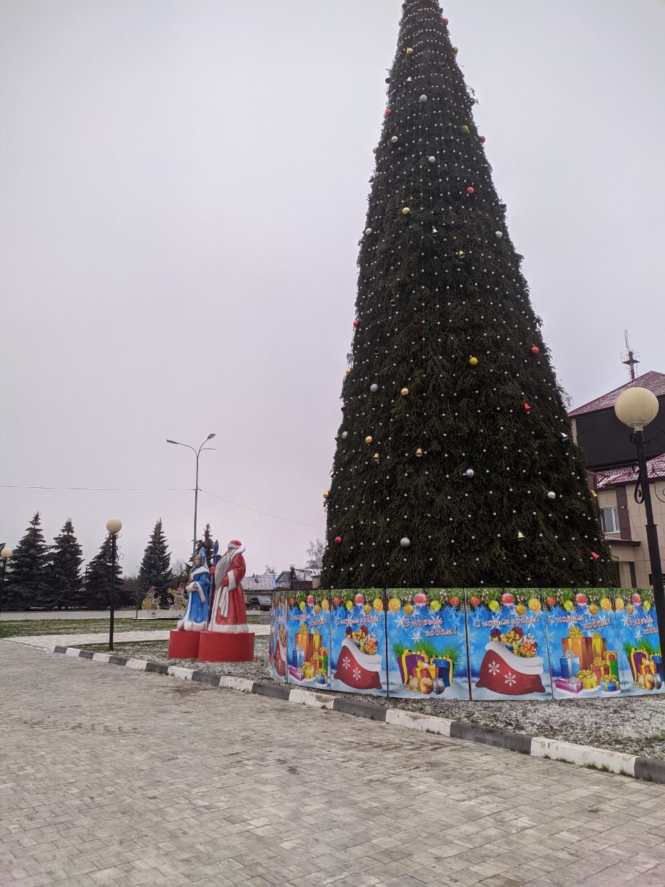 В Тетюшах на площади у РДК включили новогоднюю иллюминацию
