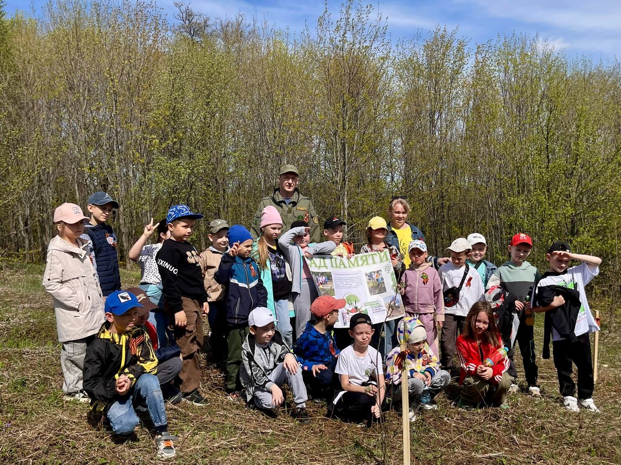 Рябины в память: школьники из Тетюш озеленили Долгую Поляну