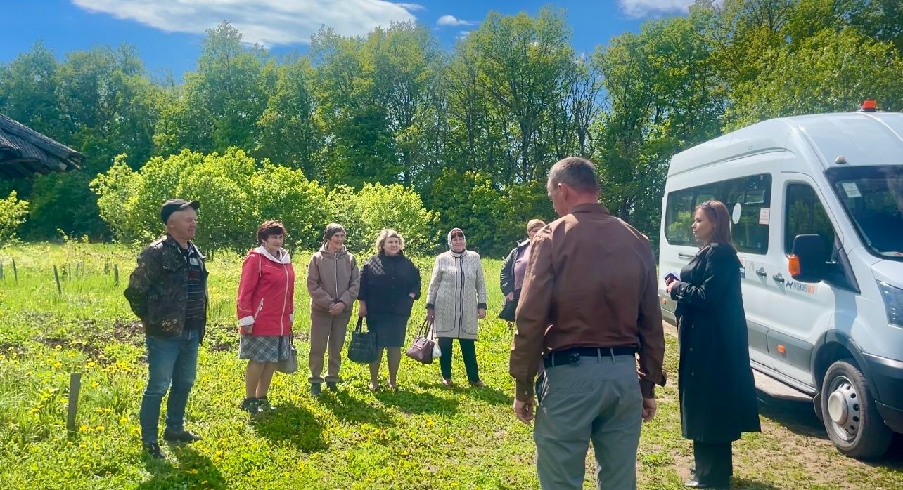 Розы и смородина: Никита Железнов наградил победителей с «Авангардом»