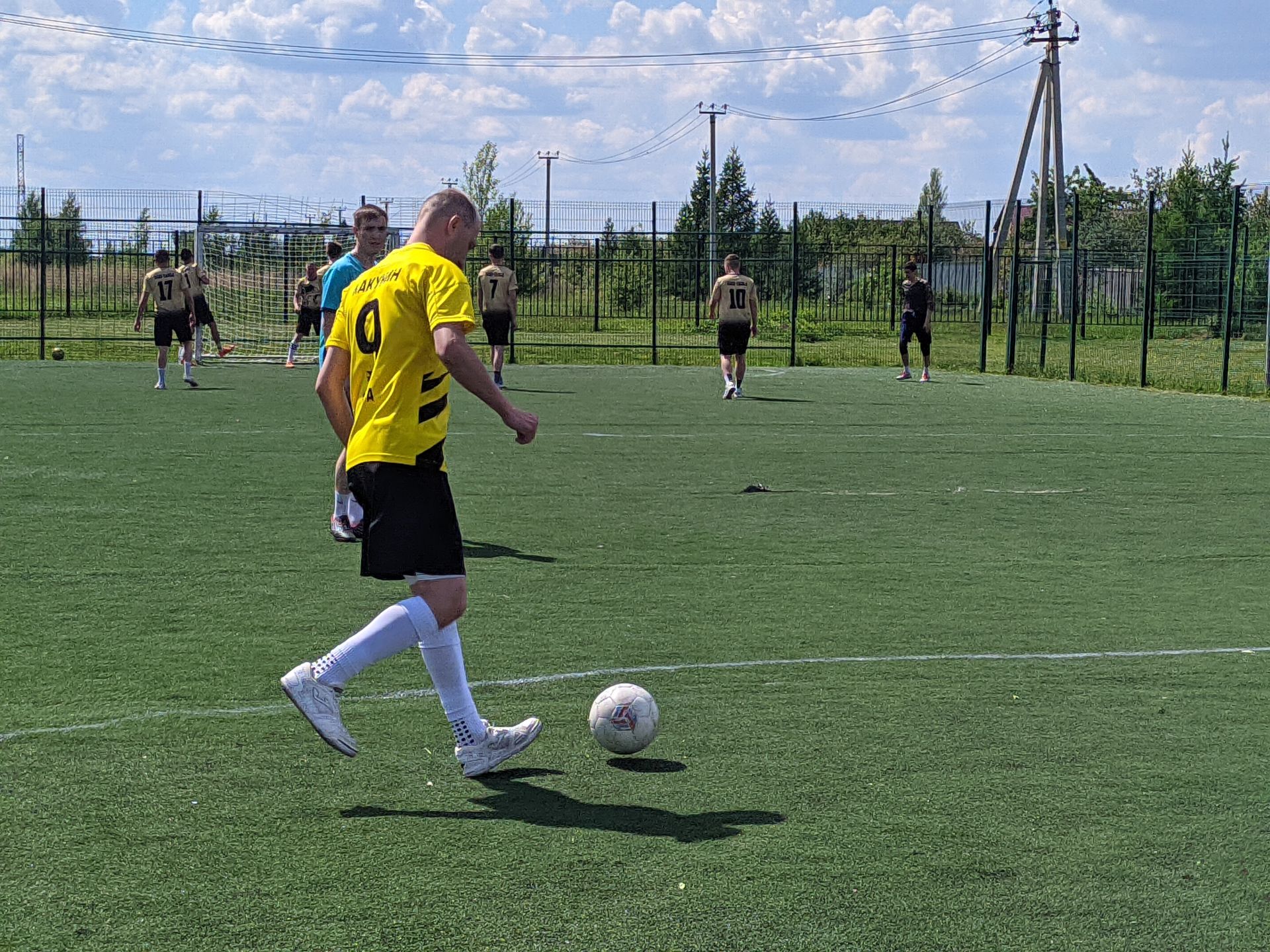 В Тетюшах проходит турнир по мини-футболу памяти Евгения Нагуськина и участников СВО