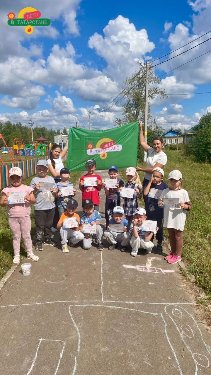 Төсле вак-төяк белән рәсем ясау - кәгазьдә түгел, ә асфальтта төшерү - бөтен бала өчен зур шатлык