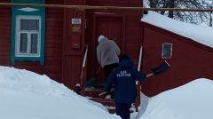 Молодежь помогает пожилым жителям Тетюш справиться со снегопадом
