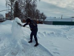 Молодежь помогает пожилым жителям Тетюш справиться со снегопадом
