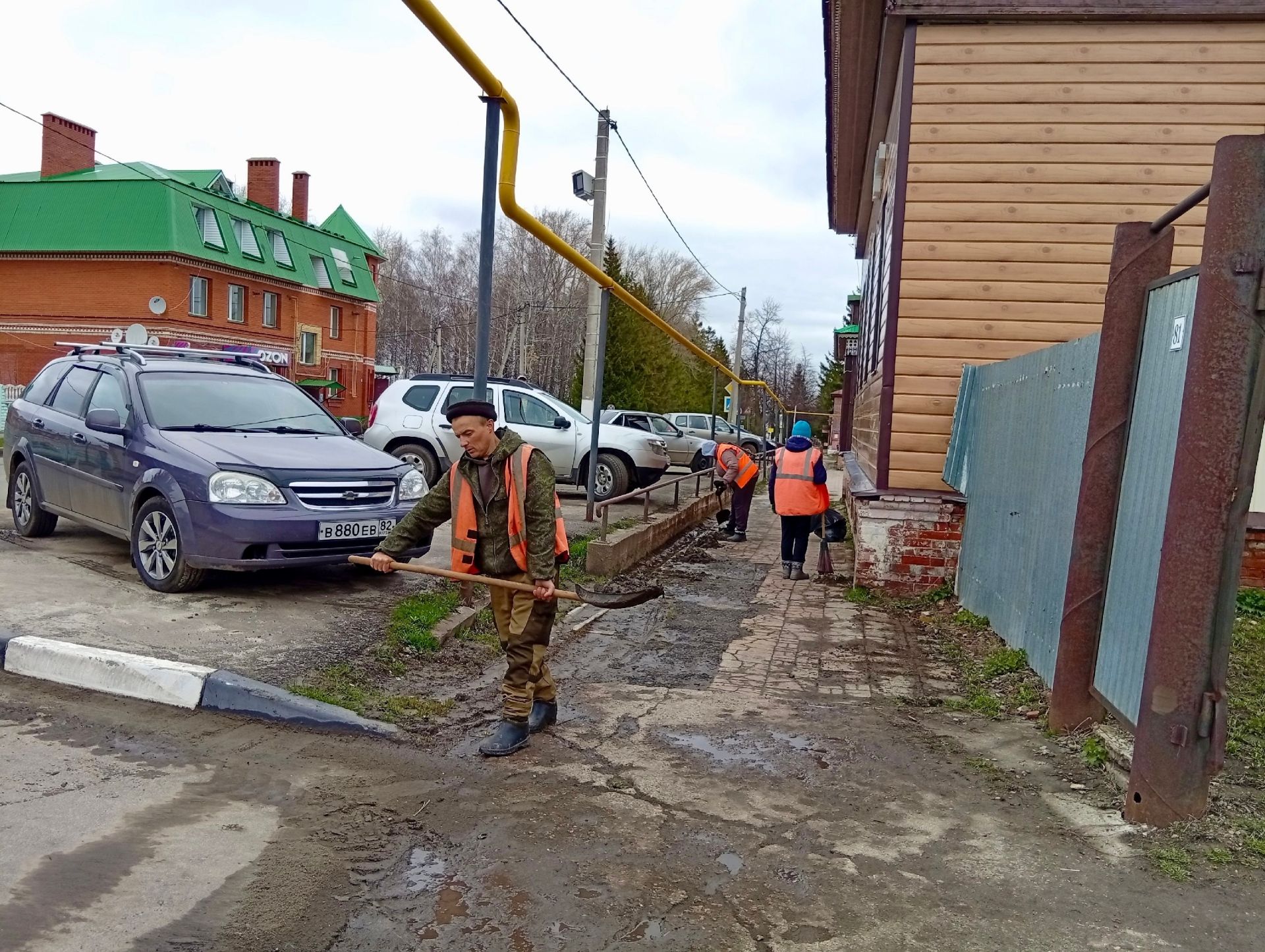 Работники ООО «Тетюшское» — за чистоту и порядок в городе!