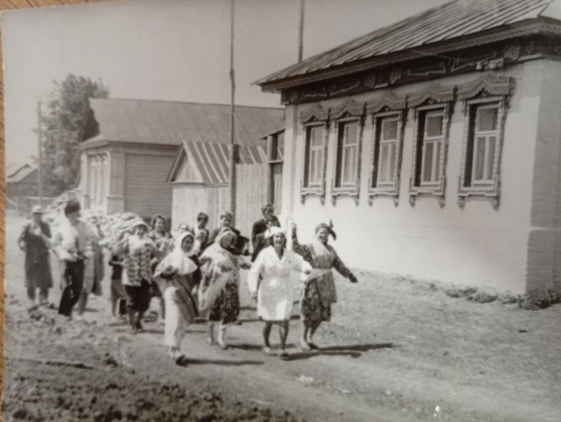 За невестой снаряжали лошадь
