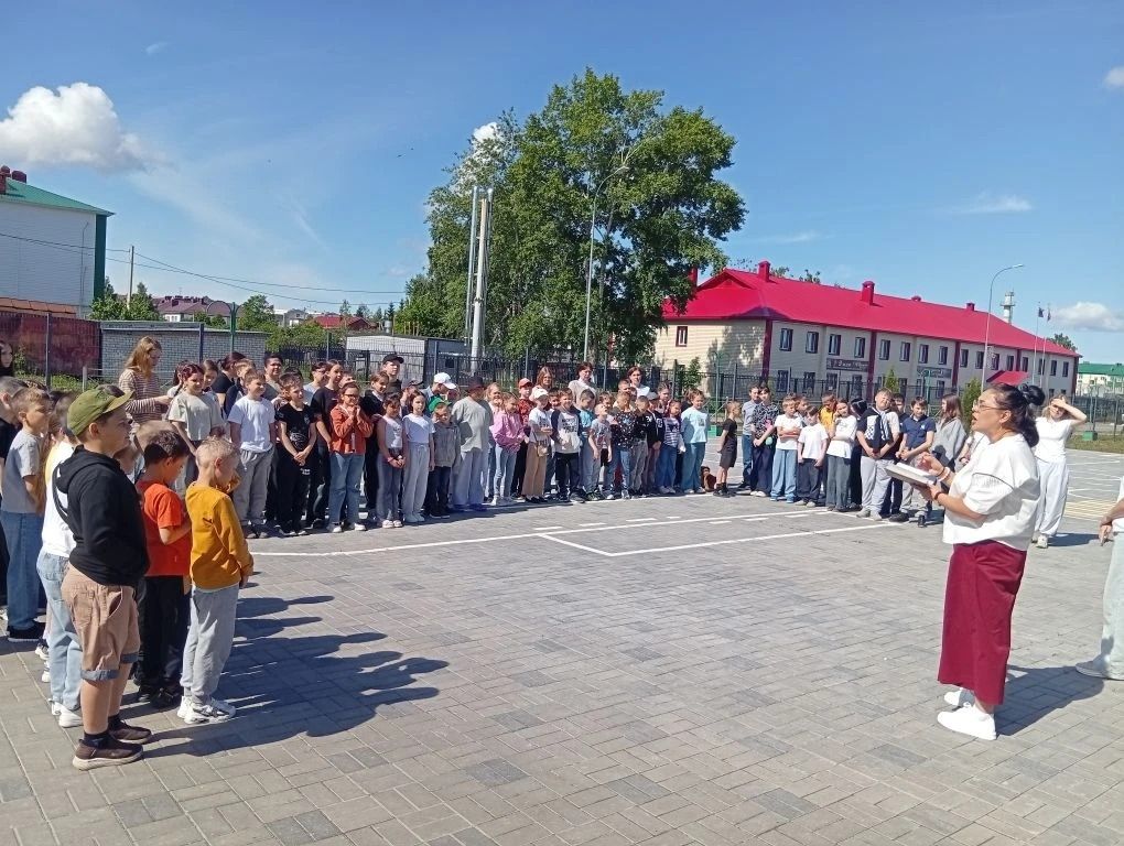 Балалар мәктәп яны лагеренда ял итә