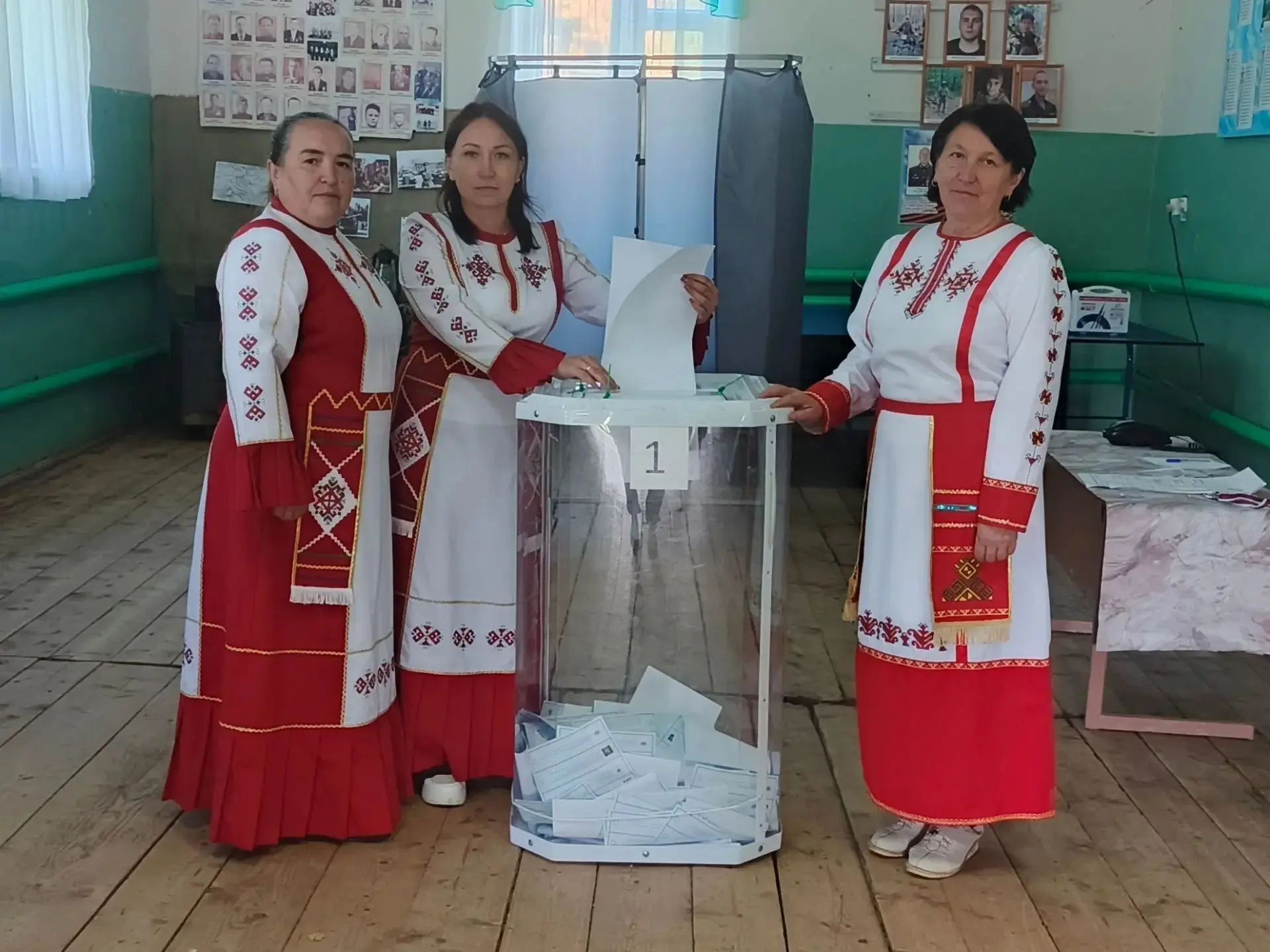 Тәтеш районы мәдәният учреждениеләре хезмәткәрләре милли киемнәр киеп тавыш бирде