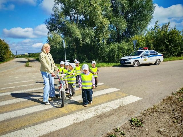 В Тетюшах детсадовцы закрепили правила перехода дороги на экскурсии с инспектором ГИБДД
