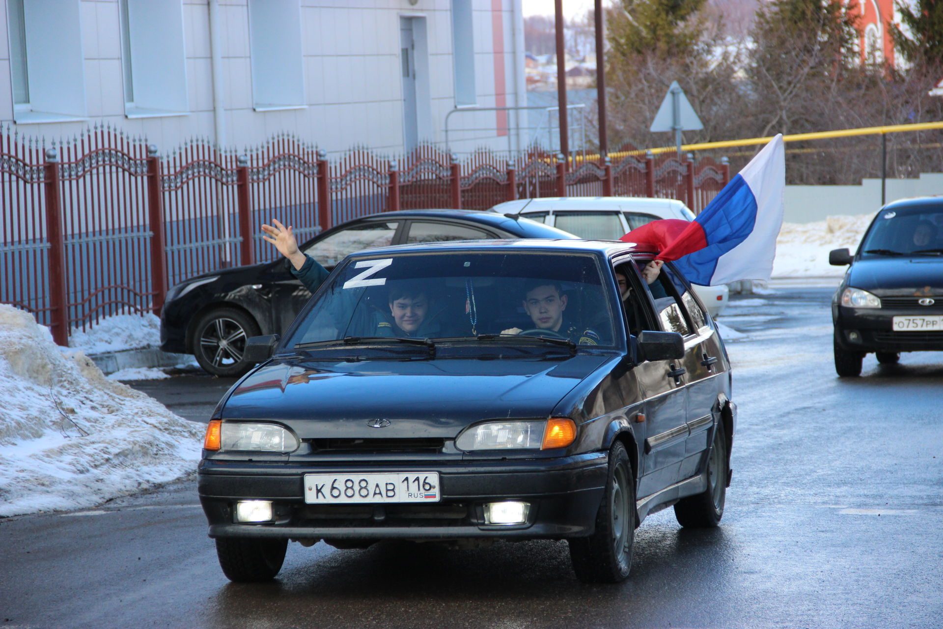 Автопробег в Тетюшах в поддержку проводимой спецоперации по денацификации Украины