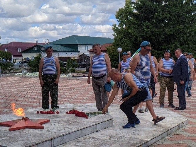 Тетюшане чествуют Воздушно-десантные войска