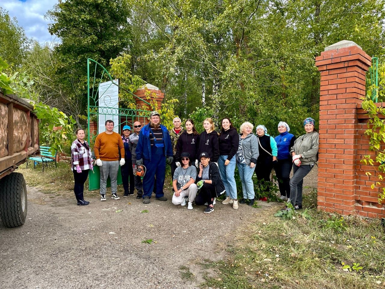 Субботник на городском кладбище