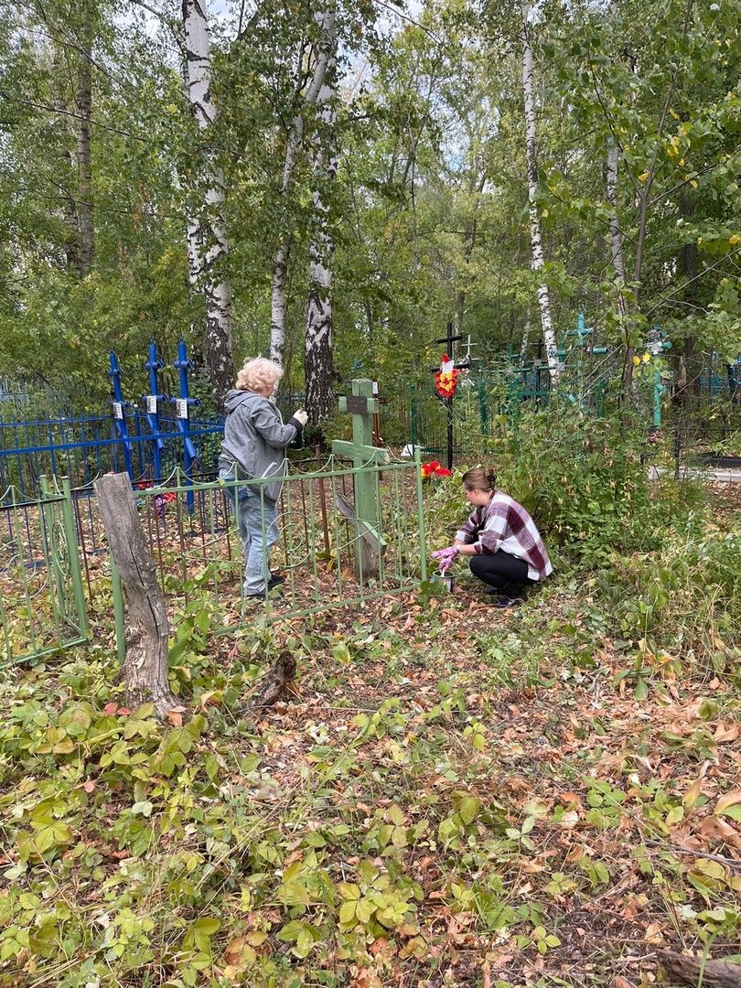 Субботник на городском кладбище