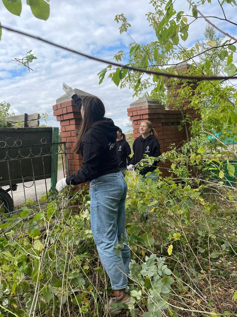 Субботник на городском кладбище