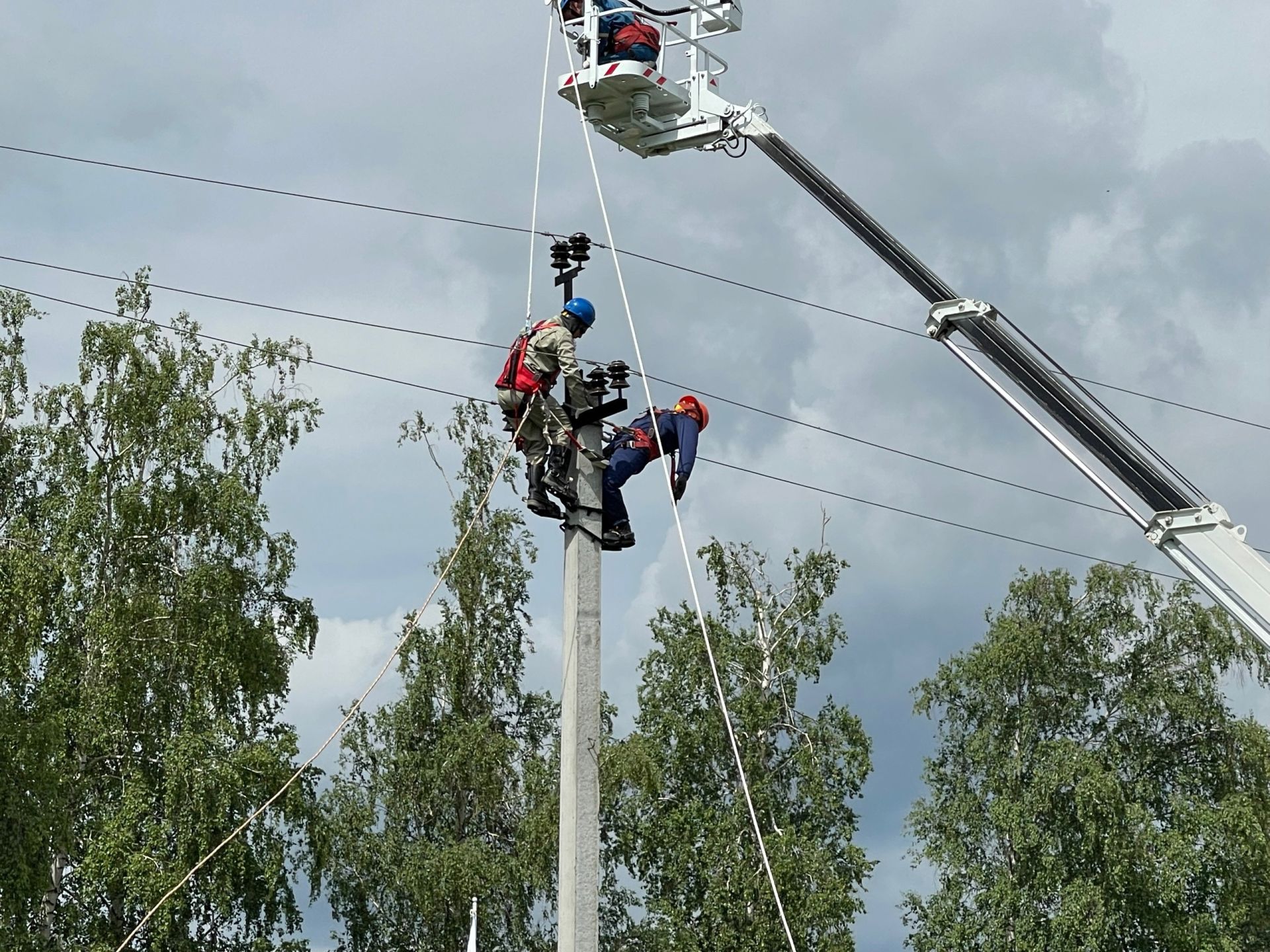 В Тетюшах соревнуются энергетики за звание «Лучшая бригада распределительных сетей 2024»