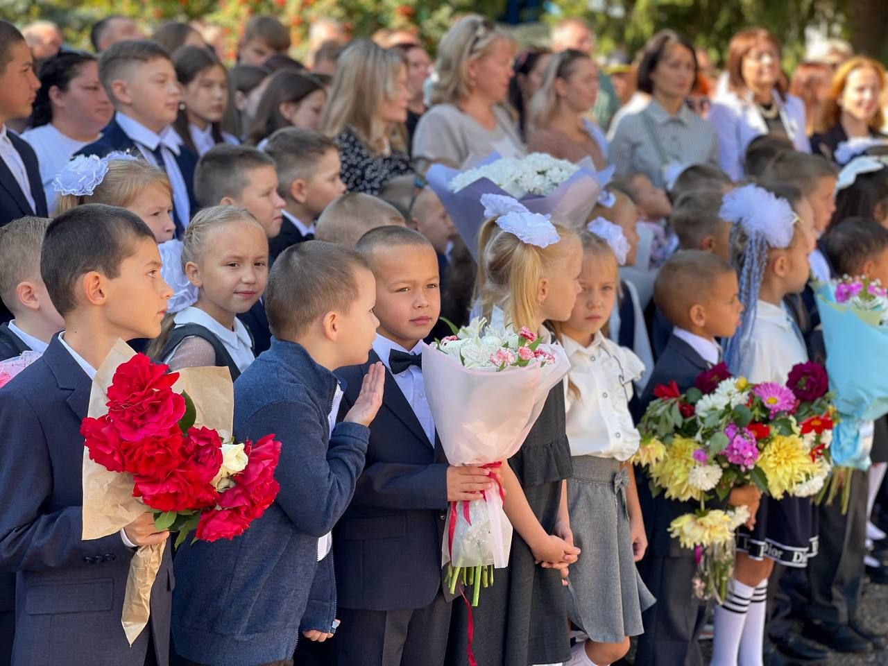 В Тетюшской средней школе № 1 им. Ханжина П.С. состоялась торжественная линейка, посвященная Дню знаний