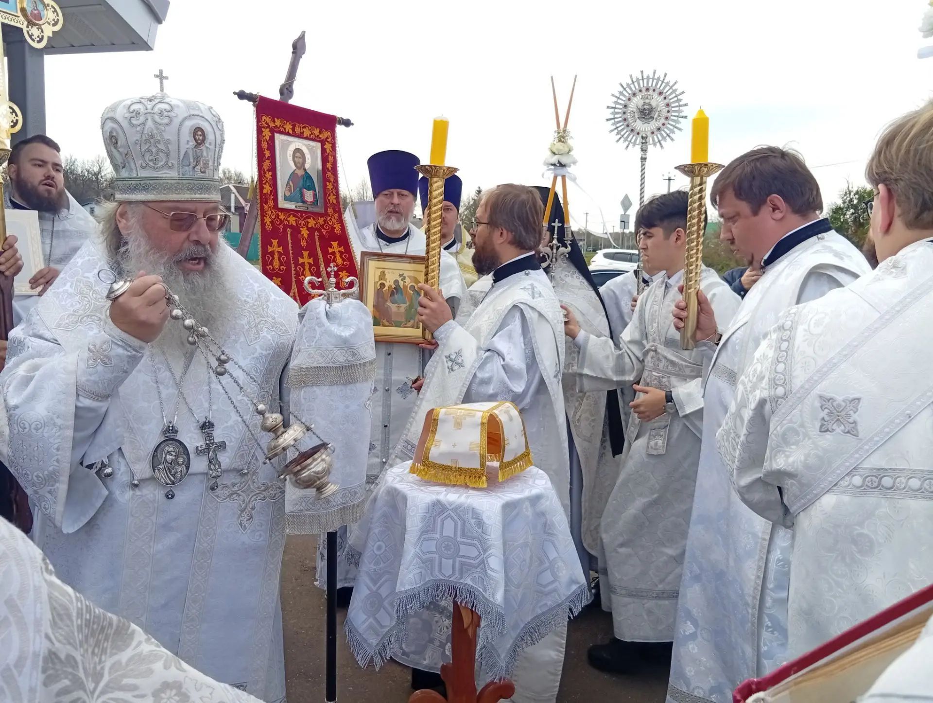 В селе Бессоново состоялось освящение Троицкого храма