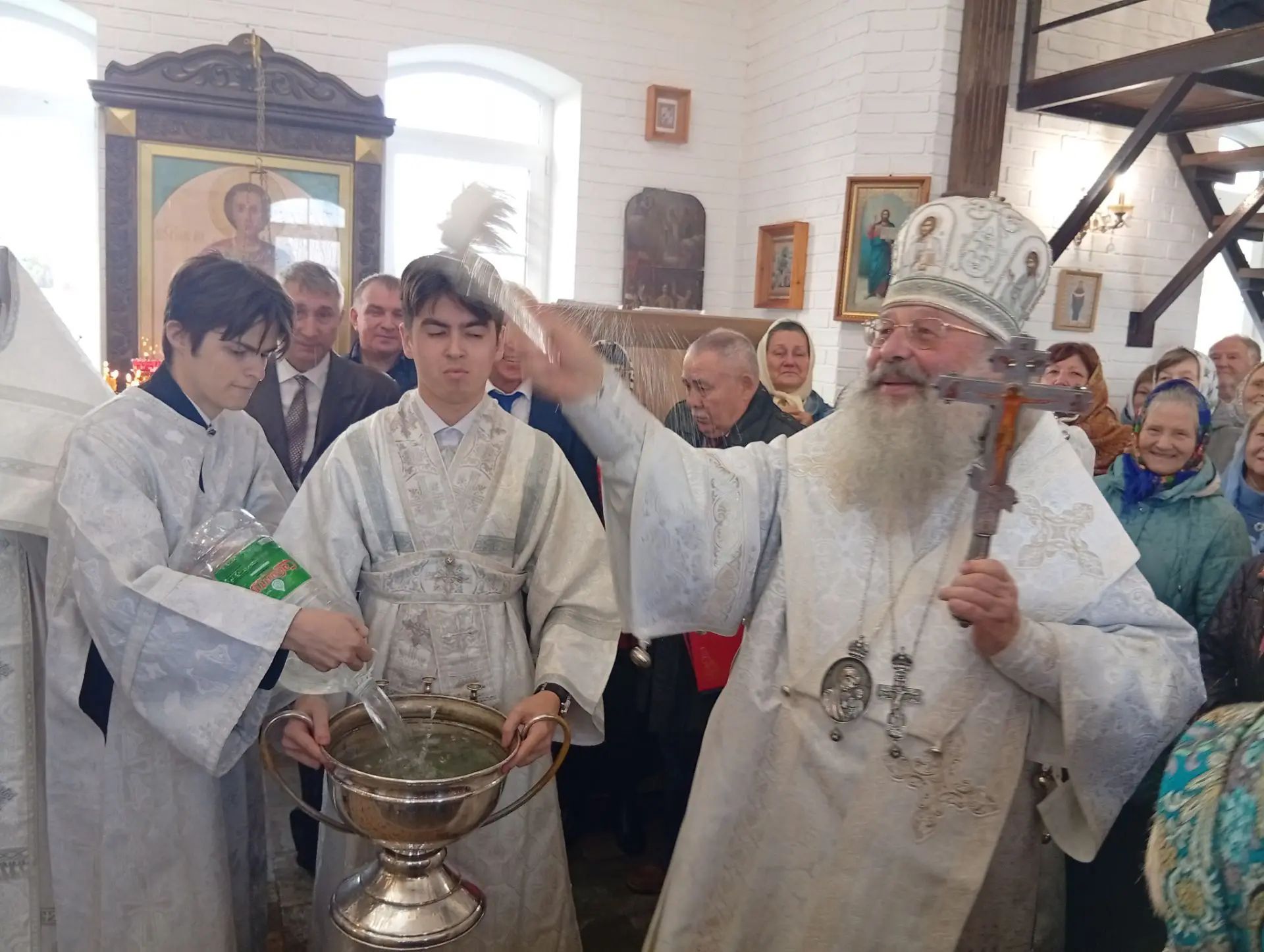 В селе Бессоново состоялось освящение Троицкого храма