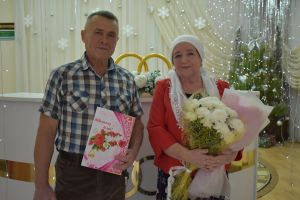 Кәләшкә гармун бүләк иткән