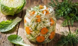 Хрустящая маринованная капуста с морковью и луком: простой рецепт заготовки на зиму