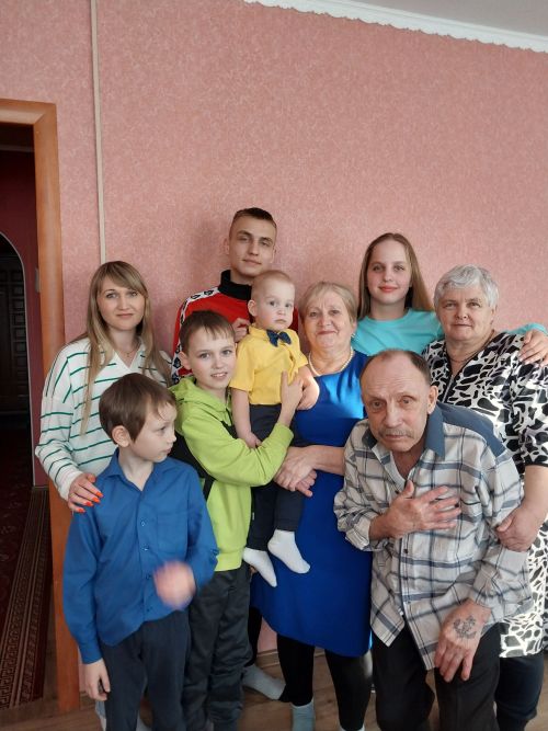 Наши родные бабулечки Римма и Маша, дедуля Миша и пятеро внучат