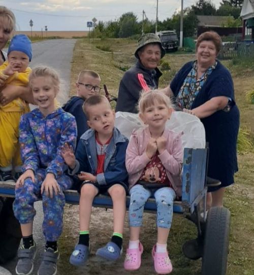 Наши любимые дедушка Вова и бабуля Лена Фомины из села Бессоново со своими внуками
