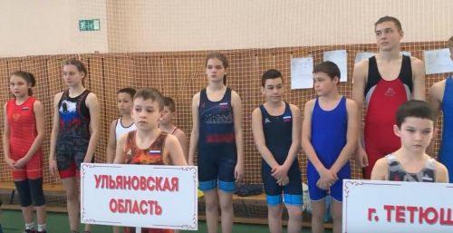 В Тетюшах проходит Открытый республиканский турнир по вольной борьбе