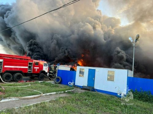 В Татарстане загорелся склад резиновых покрышек