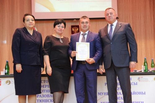 Отмечены заслуги директора одной из общеобразовательных школ города Тетюши