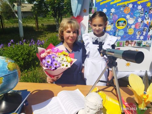 На фотоконкурс «Я и мой учитель» фото прислали Елизавета Липкина и Эльза Емельянова
