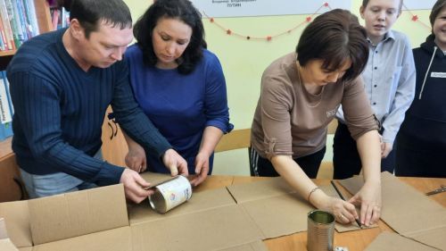 Тәтеш укучылар әти-әниләре белән бергә сугышчылар өчен окоп шәмнәре әзерләделәр