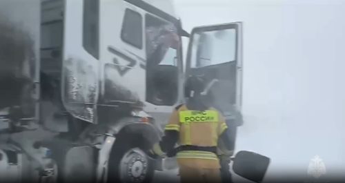 МЧС России опубликовало видео, как откапывают из сугробов автомобили на трассах Татарстана