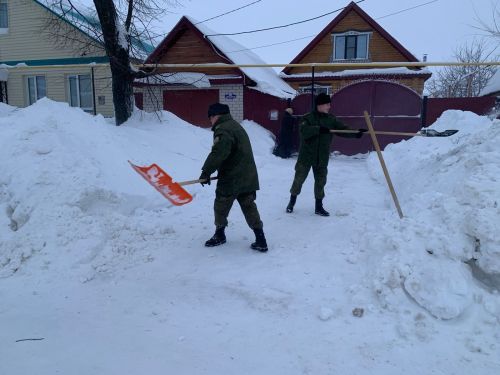 Воспитанники кадетской школы- интернат оказали помощь в уборке снега тетюшанам