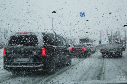 Автоинспекторы напомнила водителям и пешеходам о необходимости соблюдения ПДД в непогоду