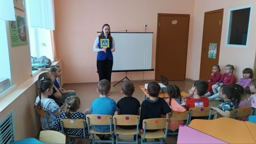 С воспитанниками детсада «Милэшкэй» беседовали о безопасном поведении на дорогах