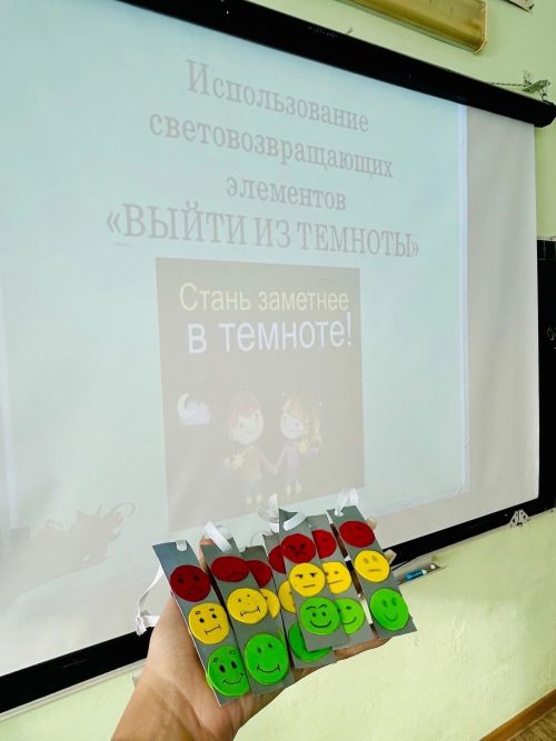 В Тетюшской школе №2 провели мастер-класс по изготовлению светоотражающих элементов