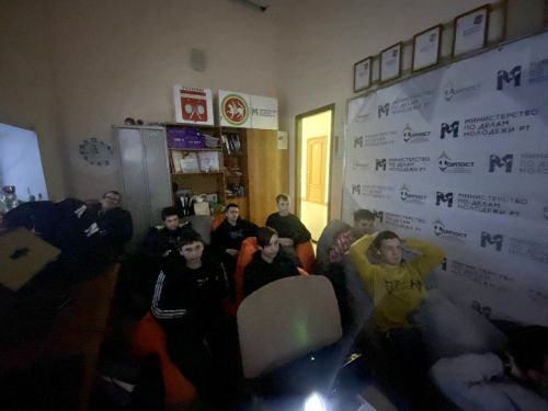 В центре «Форпост» прошел кинолекторий на тему «Есть такая профессия — Родину защищать»