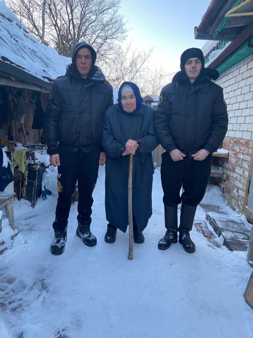 Форпостчылар өлкәннәргә ярдәм итәләр