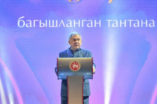 Минниханов вручил ряд государственных наград республики представительницам прекрасного пола