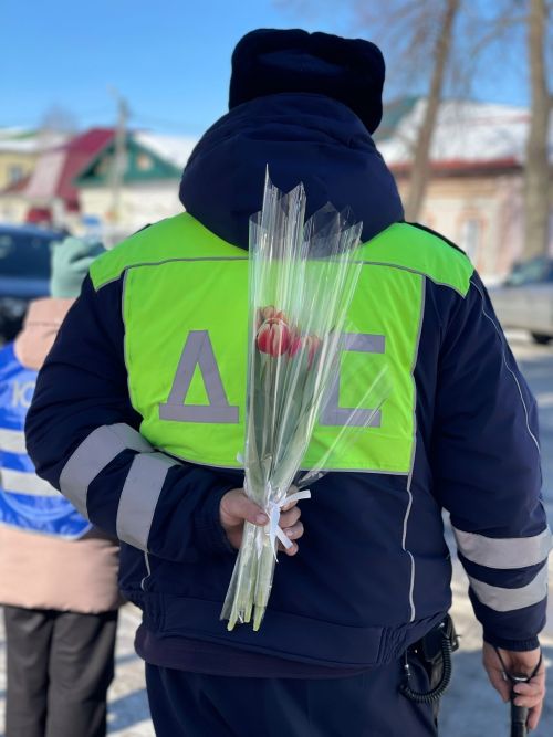В Тетюшах автолюбительницам вручили поздравительные открытки и цветы