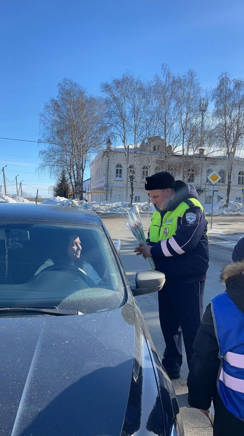 В Тетюшах автолюбительницам вручили поздравительные открытки и цветы