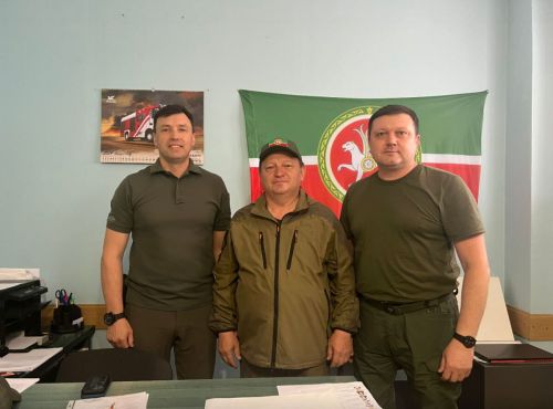 Татарстанцы доставили юным лисичанам мед с местных пасек