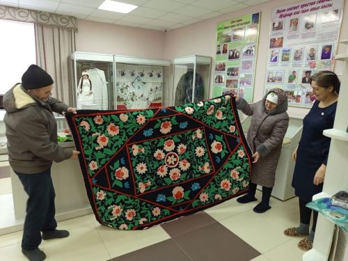 Красочный ковер ручной работы получила Кляшевская библиотека