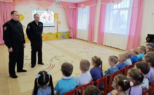 В Тетюшах дошкольники примерили на себя роль полицейских