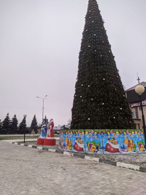 В Тетюшах на площади у РДК включили новогоднюю иллюминацию